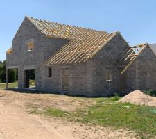 Pose de la charpente terminée -arase étanche effectué- vue extérieure maison
