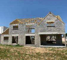 Pose de la charpente terminée -arase étanche effectué- vue extérieure maison