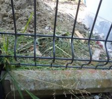 La grille est tordue , sur les trois démontée une seule est sortie indemne de la manoeuvre faite par les enduiseurs