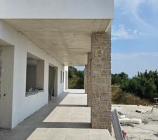 Pose du carrelage de la terrasse principale