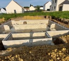 Vide sanitaire ou la sortie était sur la façade ou allait être la terrasse et la porte du salon !!! Modifié directement via les maçons, Et construction de la cour anglaise.