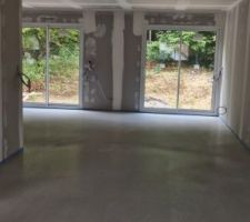 Le salon vu depuis la cuisine