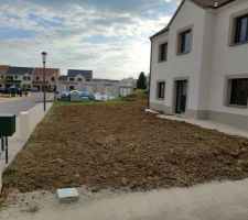 Raccordements et terrassement terminés
Avant passage du motoculteur
