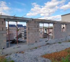 Bient&ocirc;t le terrassier va passer pour remblayer derri&egrave;re la maison et va omettre d'enlever ce lit de ciment!