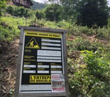 Nous y voila, la date du terrassement approchant, il &eacute;tait temps de commencer &agrave; nettoyer le terrain, supprimer les arbres de sections raisonnables avec la tron&ccedil;onneuses avant de faire venir un &eacute;lagueur pour le peuplier situ&eacute; en contrebas du terrain. On en profitera pour all&eacute;ger l'arbre dans l'angle en contrebas &agrave; droite, un tres bel arbre qu'il serait dommage de supprimer du d&eacute;cor, tout d&eacute;pendra de l'&eacute;tat du tronc avec les ann&eacute;es qui peut &ecirc;tre creux... affaire a suivre...