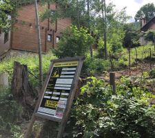 Nous y voila, la date du terrassement approchant, il était temps de commencer à nettoyer le terrain, supprimer les arbres de sections raisonnables avec la tronçonneuses avant de faire venir un élagueur pour le peuplier situé en contrebas du terrain. On en profitera pour alléger l'arbre dans l'angle en contrebas à droite, un tres bel arbre qu'il serait dommage de supprimer du décor, tout dépendra de l'état du tronc avec les années qui peut être creux... affaire a suivre...