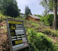 Nous y voila, la date du terrassement approchant, il &eacute;tait temps de commencer &agrave; nettoyer le terrain, supprimer les arbres de sections raisonnables avec la tron&ccedil;onneuses avant de faire venir un &eacute;lagueur pour le peuplier situ&eacute; en contrebas du terrain. On en profitera pour all&eacute;ger l'arbre dans l'angle en contrebas &agrave; droite, un tres bel arbre qu'il serait dommage de supprimer du d&eacute;cor, tout d&eacute;pendra de l'&eacute;tat du tronc avec les ann&eacute;es qui peut &ecirc;tre creux... affaire a suivre...