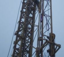 On monte sur le mat de la grue pour s'assurer que la demi-flèche est bien rentrée dans son logement, et que la goupille qui la sécurise est bien enclenchée.
Normalement ça se fait tout seul mais là vu que c'était grippé ...