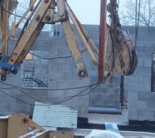 Les 2 éléments de flèche séparés. On voit la sangle qui permet de tirer dans l'axe la pièce de connexion.