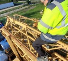Changement des câbles du chariot de la grue. On tire le 1er câble dans le même cheminement que l'ancien. Il ne faut surtout pas le croiser avec les autres câbles ou le faire passer au mauvais endroit.