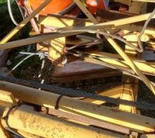 Accroche du nouveau câble au bout du chariot. On peut également voir l'état de l'ancien câble, tout tordu et rouillé.