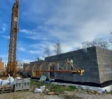 Montage partiel de la grue pour vérifier la tension des câbles, et mesurer ce qu'il y a en trop. En revanche il faudra tout replier pour enrouler la surlongueur sur le tambour.