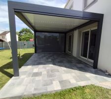 Pergola bioclimatique marque Marquises, modèle OPEN'R
Options LED et 2 stores électriques latéraux