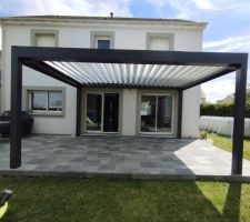 Pergola bioclimatique marque Marquises, modèle OPEN'R
Options LED et 2 stores électriques latéraux