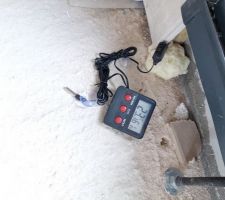 Mesure humidité dans cloison après des semaines de grandes pluies, sans crépis sur les façades. Capteur hors de la laine