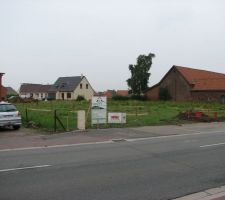 C'est le début du chantier: traçage au sol des limites, fondations, on voit en vrai ce que ça donne !