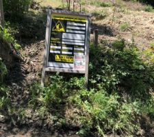 Elagage effectu&eacute; cette semaine avec nettoyage complet du terrain, les banches des arbres ont &eacute;t&eacute; r&eacute;unies sur la partie haute qui recevra la terre v&eacute;g&eacute;tale lors du terrassement a venir, pr&eacute;vue le 20 juillet... premi&egrave;re &eacute;tape cruciale du projet qui donnera le ton des difficult&eacute;s a venir avec la possibilit&eacute; de sources souterraines, a suivre donc... demain de raccordement de l'eau et &eacute;lectricit&eacute; faites &eacute;galement...