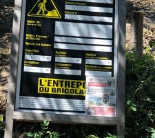 Elagage effectu&eacute; cette semaine avec nettoyage complet du terrain, les banches des arbres ont &eacute;t&eacute; r&eacute;unies sur la partie haute qui recevra la terre v&eacute;g&eacute;tale lors du terrassement a venir, pr&eacute;vue le 20 juillet... premi&egrave;re &eacute;tape cruciale du projet qui donnera le ton des difficult&eacute;s a venir avec la possibilit&eacute; de sources souterraines, a suivre donc... demain de raccordement de l'eau et &eacute;lectricit&eacute; faites &eacute;galement...