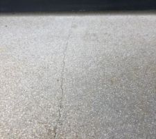 Quelques mois après la réception, la quasi totalité des appuis de fenêtre sont fissurés.
