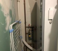 Moins de 50cm entre le module intérieur de la PAC et le mur. Pratique pour réaliser l'entretien et la maintenance !
