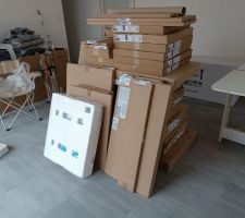 C'est le bazar mais ça avance. Cuisine livrée