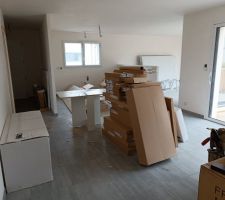 C'est le bazar mais ça avance. Cuisine livrée