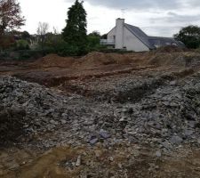 Le terrassement a commencé, le terrain est en visiblement schiste.