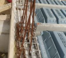 La surface des longrines n'a pas &eacute;t&eacute; nettoy&eacute;e avant l'installation du coffrage du plancher