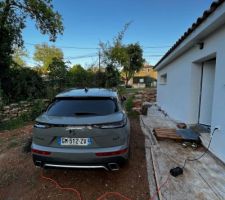 Aprés quelques craintes sur la largeur de l'entrée , finalement la voiture passe et nous pouvons donc la charger sans probleme ;) ouuuf, on a bien fait de placer la prise a cet endroit  !
