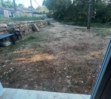 Avec les pluies de ce dernier mois dans le sud, la nature avait repris ses droits, la débroussailleuse a tourné a plein régime toute une aprés midi pour que nous retrouvions un terrain " praticable"