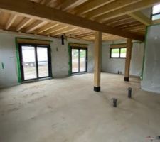 Vue du séjour avec la cuisine au fond