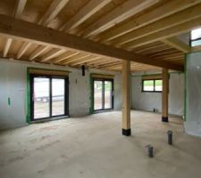 Vue du séjour avec la cuisine au fond