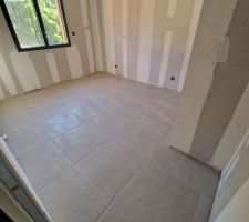 Pose du carrelage en cours