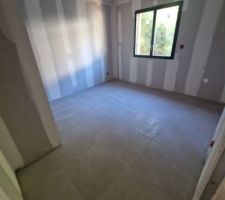Pose du carrelage en cours