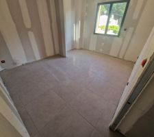 Pose du carrelage en cours