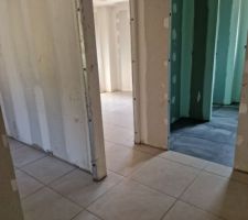 Pose du carrelage en cours