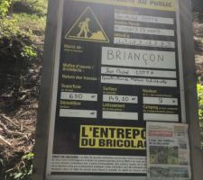 Les pr&eacute;paratifs pour le terrassement sont finis, les zones a creuser d&eacute;limit&eacute;es, eau et &eacute;lectricit&eacute; en 380v install&eacute;s, des d&eacute;convenus commencent a arriver avec la date de d&eacute;but des travaux de fondations d&eacute;cal&eacute;s fin aout, puis c'est au tour du fabricant d'ossature qui decale la possible livraison en novembre donc replis sur la solution de d&eacute;couper soi meme le bois fabriquer l'ossature... a suivre pour la finalisation de la solution retenue...