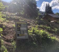 Les pr&eacute;paratifs pour le terrassement sont finis, les zones a creuser d&eacute;limit&eacute;es, eau et &eacute;lectricit&eacute; en 380v install&eacute;s, des d&eacute;convenus commencent a arriver avec la date de d&eacute;but des travaux de fondations d&eacute;cal&eacute;s fin aout, puis c'est au tour du fabricant d'ossature qui decale la possible livraison en novembre donc replis sur la solution de d&eacute;couper soi meme le bois fabriquer l'ossature... a suivre pour la finalisation de la solution retenue...