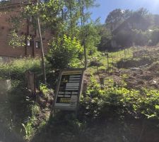 Les préparatifs pour le terrassement sont finis, les zones a creuser délimitées, eau et électricité en 380v installés, des déconvenus commencent a arriver avec la date de début des travaux de fondations décalés fin aout, puis c'est au tour du fabricant d'ossature qui decale la possible livraison en novembre donc replis sur la solution de découper soi meme le bois fabriquer l'ossature... a suivre pour la finalisation de la solution retenue...