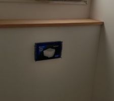 Pose de la tablette en bois dans les toilettes