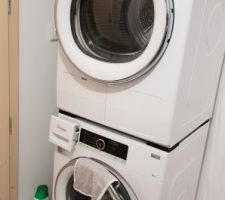 Lave-linge et s&egrave;che-linge install&eacute;s dans le local technique
