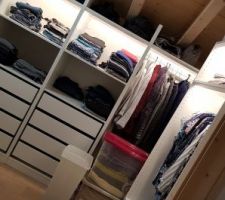 Installation de l'éclairage des étagères du dressing