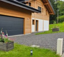 2 bacs de fleurs pour marquer l'allée du garage