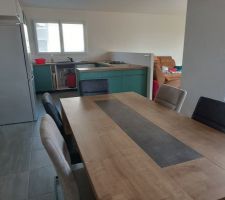 Cuisine en cours. Salle à manger en place