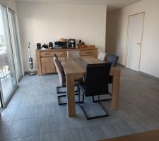 Salle à manger en place