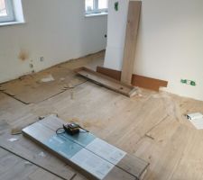 Pose du nouveau parquet dans le salon