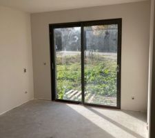 Dans la foul&eacute;e d&eacute;but des peintures des 800m2 de murs de la maison (les 200m2 de mur du garage sont pour nous ;-) Nous avons choisis des couleurs chez FARROW & BALL.
Petit test sur une chute de placo! on adoooorre ! Les gars &eacute;taient entre 3 et 4 personnes 6/7 jours pendant presque 1 mois....