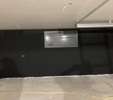 J'ai pu peindre tout le garage avec les restants de peinture de la maison, du coup se mur noir mt rend super bien !