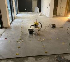 D&eacute;but de la pose du carrelage 1m*1m sur 100m2 au RDC. bravo au carreleur qui a fait un super job !! Bc pde d&eacute;coupe ne biais, etc.. avec des joints de 2mm sur du carreau de 1m... il faut maitriser son sujet !
