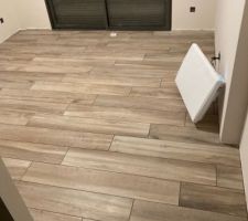 Nous avions hésité à aire du parquet dans notre espace parentale, mais au final, on nous a persuadé de le faire en carrelage! et bein on ne ne regrette pas du tout !! en plus ce carrelage effet bois vieillis rend sur bien !!